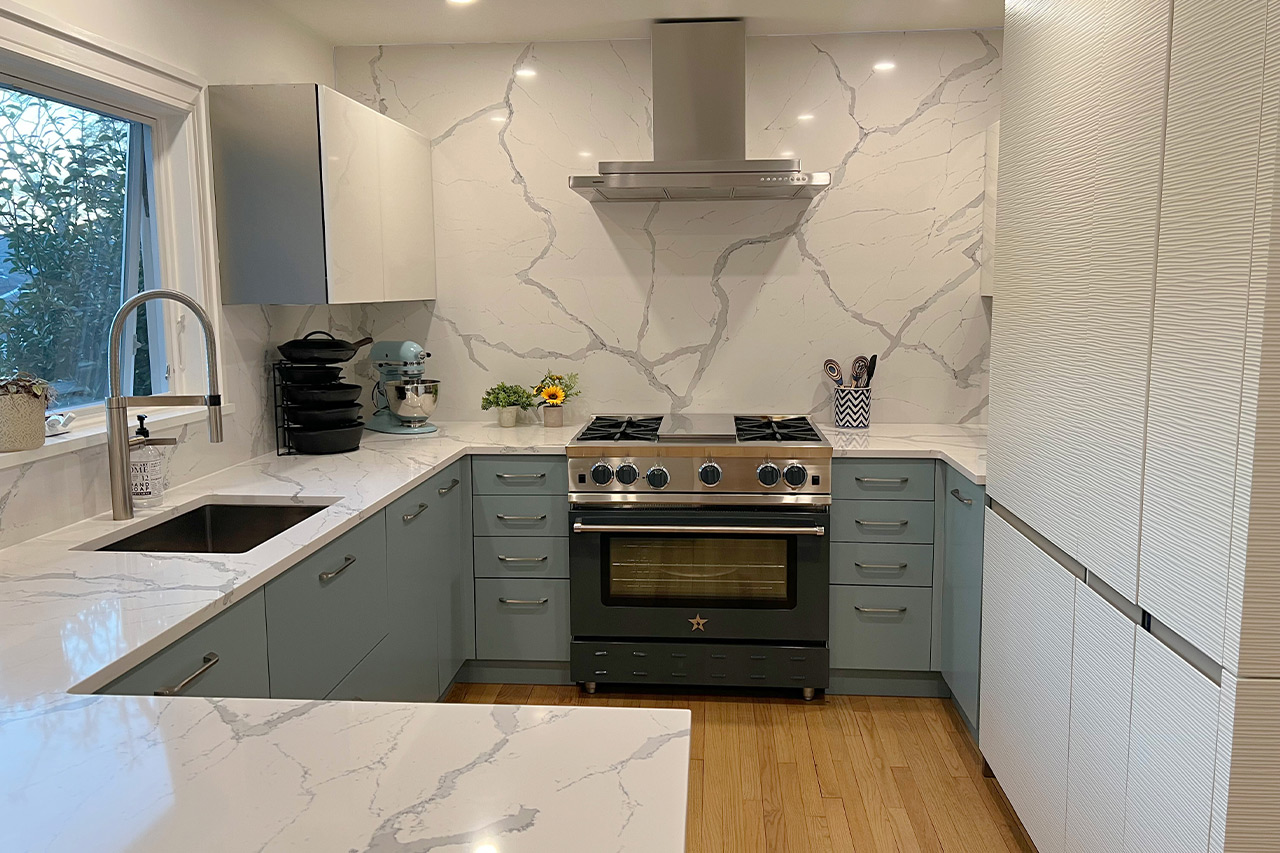 230327-teal kitchen cabinet- full slab backsplash-1280-2 Teal Kitchen Cabinet, Integrated fridge, White Full Slab kitchen backsplash, five star professional range